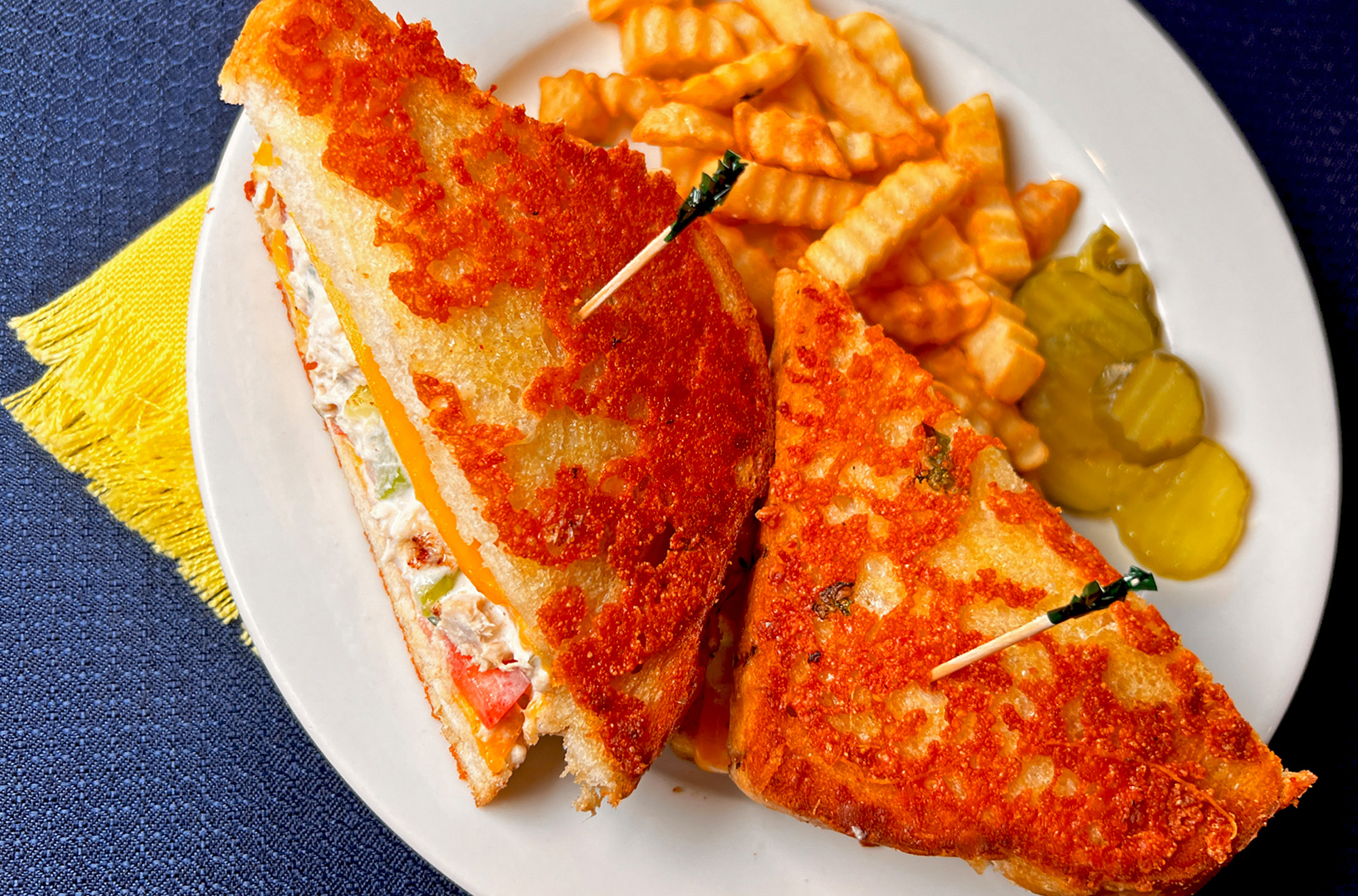Special-Ham-Cheese-Tomatoe-Lettuce-Sandwitch-Closeup